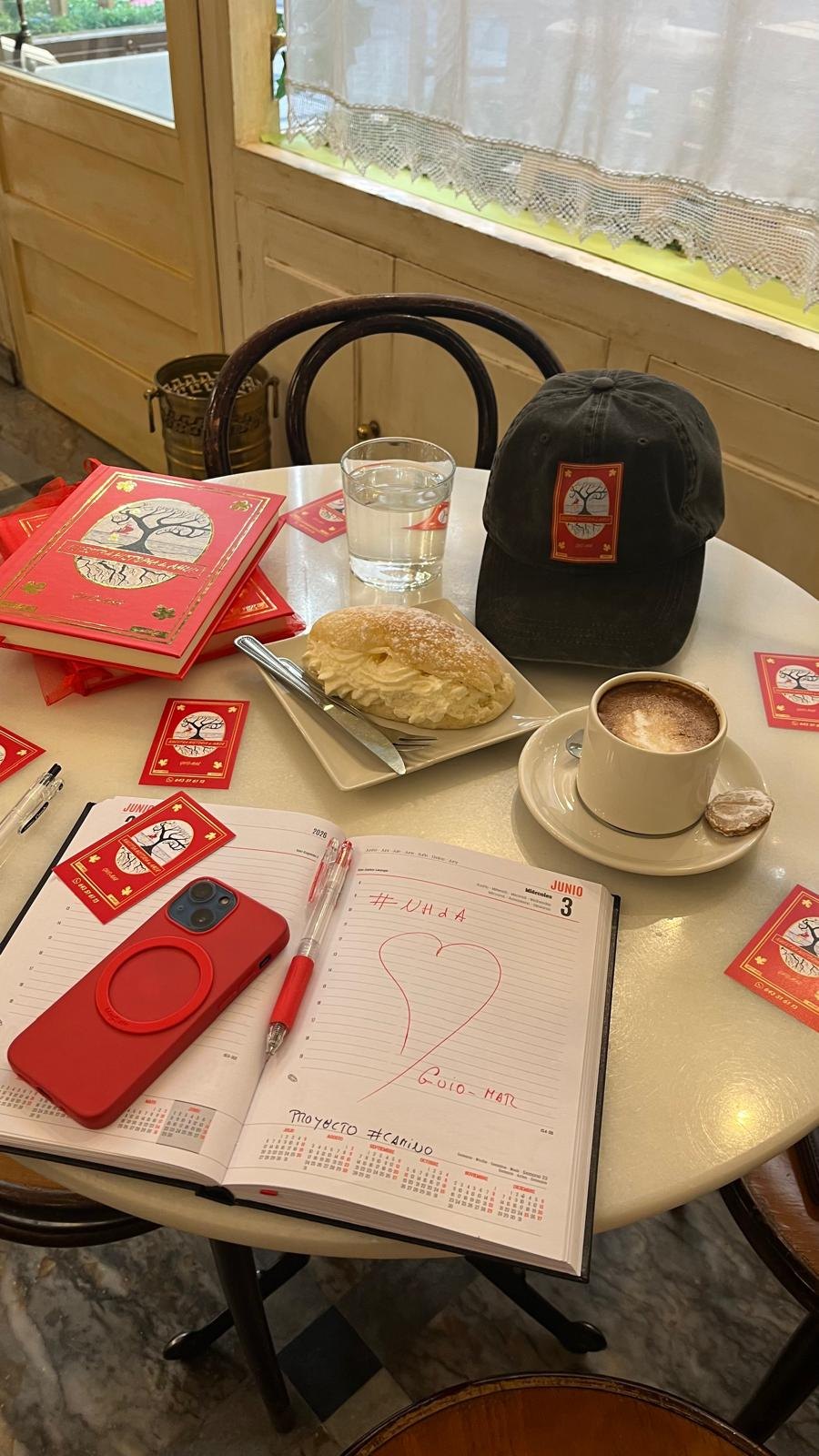 Libro y merchandising de Nuestra Historia de Amor